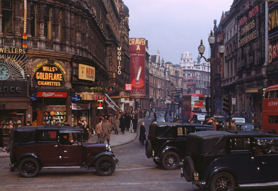 这是摄影师查尔默斯·巴特菲德（Chalmers Butterfield)于1949年在英国伦敦西区，使用柯达彩色反转片拍摄的照片。